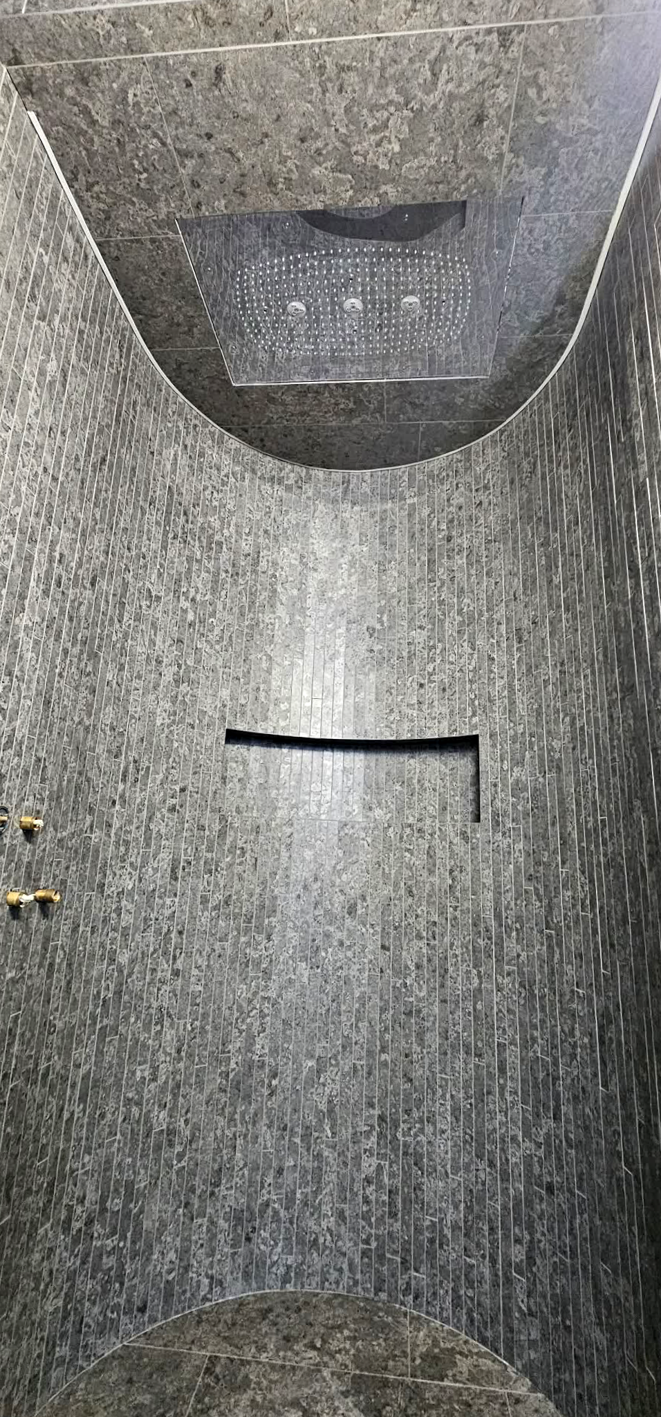 Plattsättning i rund dusch