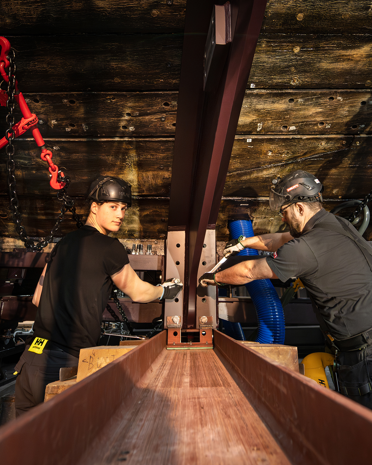 Montörerna Johan Ask och Jimmy Herneheim räddar Vasaskeppet från att sjunka igen.