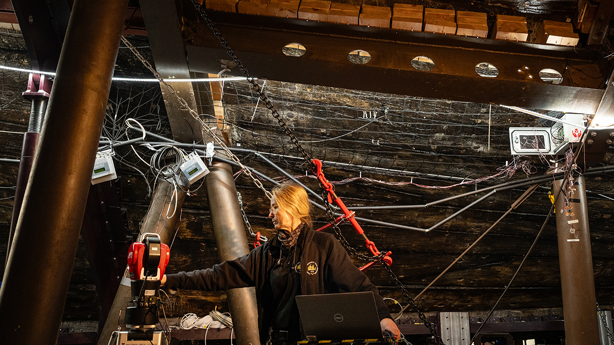 Mätteknikern Pia Hildor Börthas arbetar med Vasaskeppet.