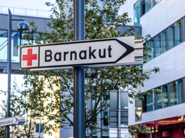 En skylt pekar mot Barnakuten på Nya Karolinska Solna