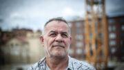 Kranföraren Hikmet framför en byggarbetsplats i Gävle.
