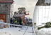 Utredare står vid hissen som rasat i Sundbyberg. I bilden till höger har någon lagt ned rosor.