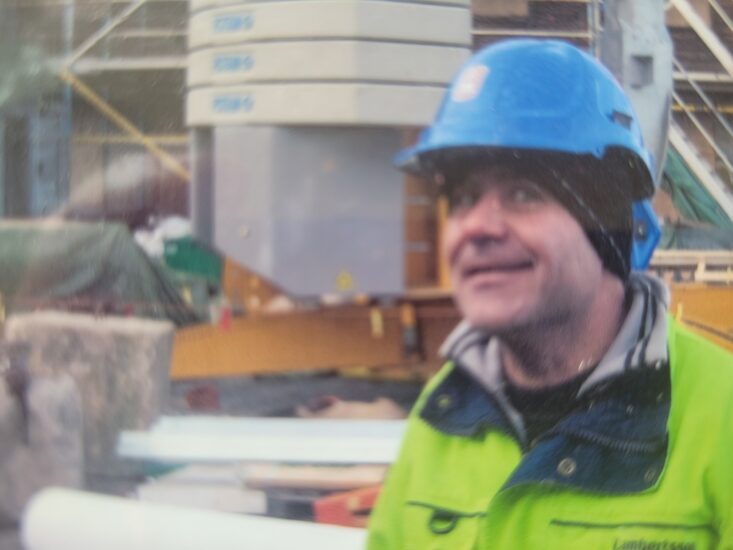 Hikmet på en byggarbetsplats för 20 år sedan.