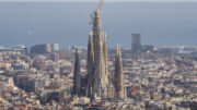 Sagrada Familia, Barcelona, Spanien, vars centrala torn hålls samman av superlim.