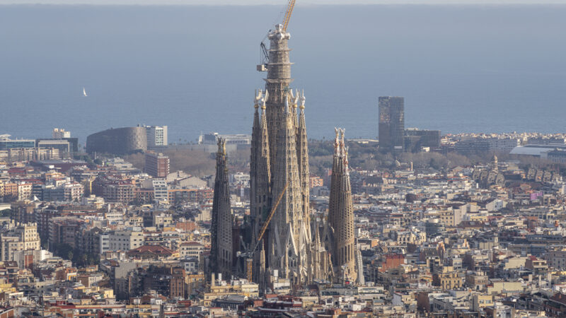 Sagrada Familia, Barcelona, Spanien, vars centrala torn hålls samman av superlim.