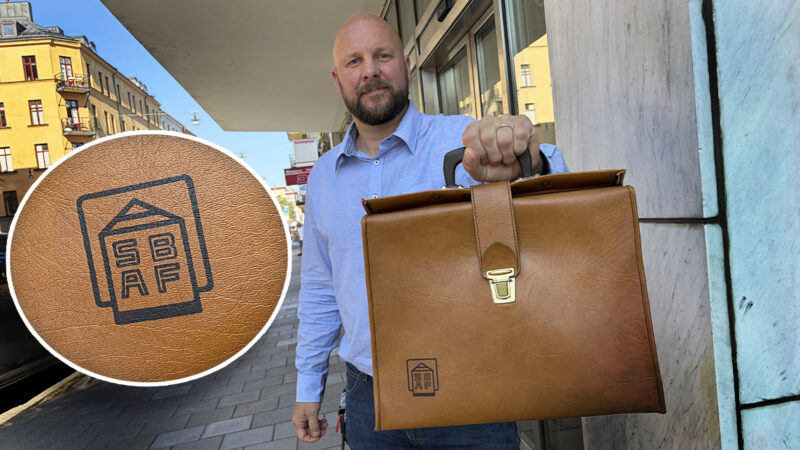 Förbundssekreterare Thomas Schultz med farfars läderportfölj.