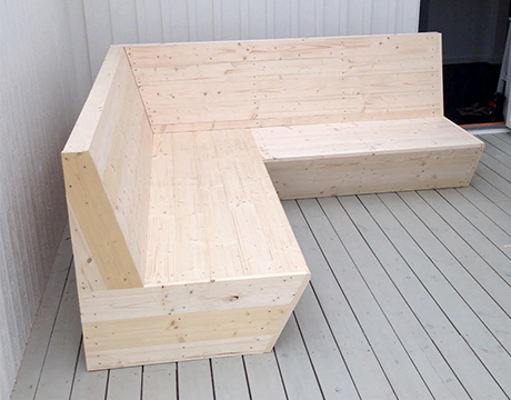 Den här träsoffan har en egen design och har tillverkats med precision.